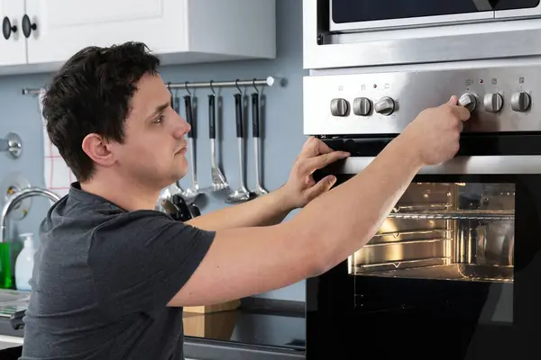 使用微波炉烘烤厨房的残疾人 — 图库照片