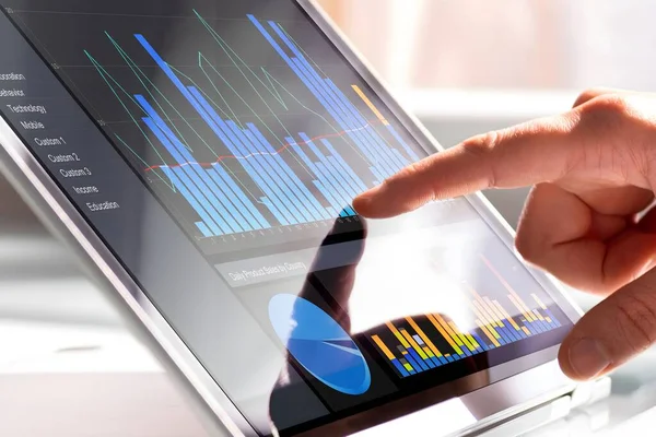 Finansiella Data Analytiker Kvinna Med Hjälp Kpi Instrumentpanel Laptop — Stockfoto