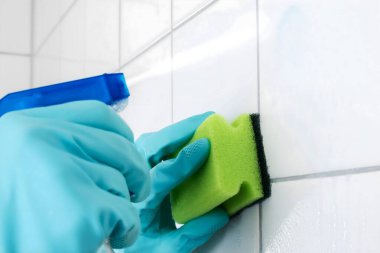 Temizlik Servisi Profesyonel Eldiven Giyiyor Döşeme Duvarını temizliyor Sünger ve Sprey Şişe ile