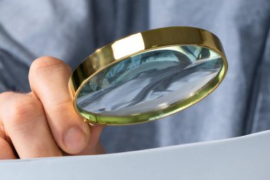 Belge Büyüteç aracılığıyla bakarak işadamı