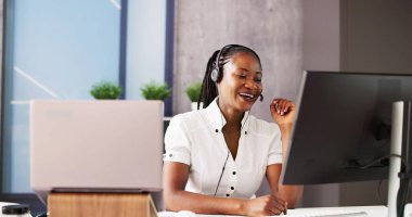 Çevrimiçi Sanal Eğitim Konferansı Webinar. Afrikalı Kadın Görüşmesi