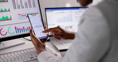 Uzaktan Konferans Giysisi ve Bilgisayarda KPI Kontrol Paneli Çizelgesi