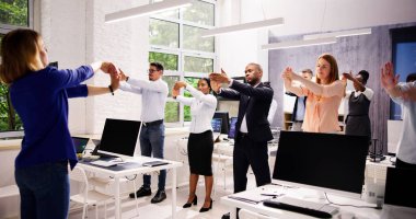 İş yerinin yanındaki şirket Yogası. Çeşitli Grup Çalışmaları