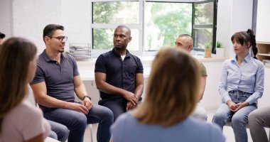 Genç Multiracial Millennial Arkadaşlar Daire Içinde Oturan Grup Tartışma having