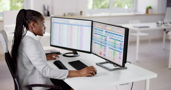 Data Analyst African Woman Using Spreadsheet Computer — Stock Photo, Image
