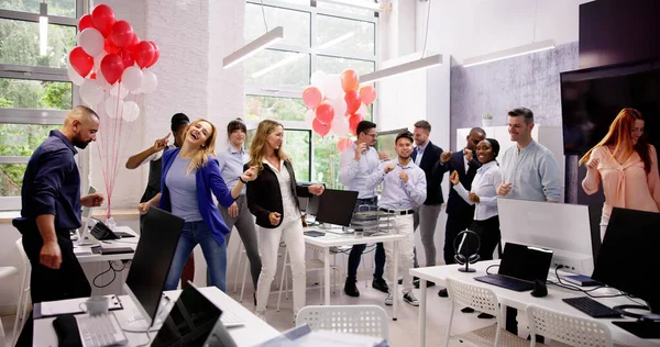 Ofiste Mutlu Ekibi Çalışması Başarı Kutlama Partisi Dansı — Stok fotoğraf