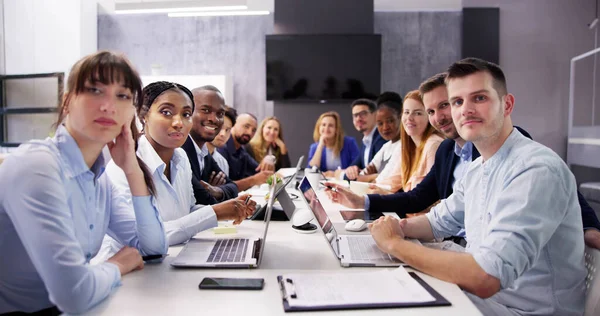 Gruppe Multiethnischer Vielbeschäftigter Geschäftsleute Die Gemeinsam Einem Tisch Büro Sitzen — Stockfoto
