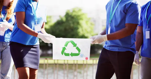 Gönüllüler Çöpten Çöpten Parkı Temizliyor Plastik Şişe Geri Dönüşümü — Stok fotoğraf