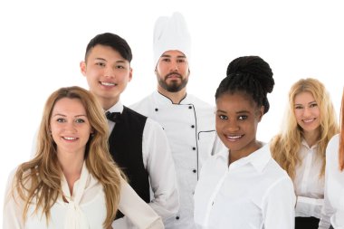 Kendine güvenen Restoran personeli karşı beyaz arka plan ayakta portresi