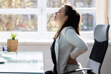 Ofiste Sırt Ağrısı Sandalyede oturan Kötü Duruş