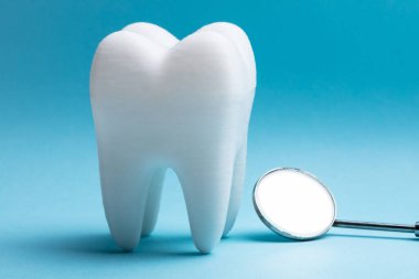 Mavi Arkaplan Üzerinde Diş Aynası Olan Yakın Çekim