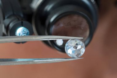 Close-Up büyüteç büyütme ile elmas arayan kişi