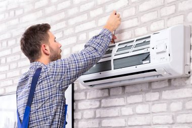 Erkek Teknisyen Tuğla Duvara Havalandırma Kliması Bağlandı