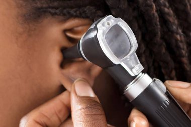 Kızın kulak hastanede kontrol etmek için mastar enstrüman kullanarak doktor