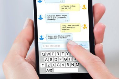 Yakın çekim bir kişinin cep telefonu kullanarak metin mesajı gönderme