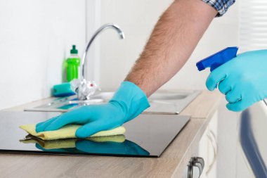 Yakın çekim tezgah bezle, elektrik Hob temizlik işçisi