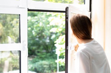 Ofis Binasından Pencereden Bakan Bir İş Kadınının Yan Görünümü