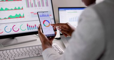 Uzaktan Konferans Giysisi ve Bilgisayarda KPI Kontrol Paneli Çizelgesi