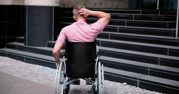 Uomo Paralizzato Con Problemi Accesso Alla Scala Disabili — Foto Stock