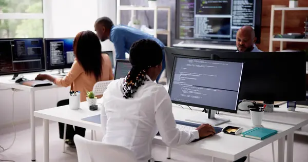 Equipa Negócios Africanos Trabalhar Computador Desenvolvimento Aplicativos Software — Fotografia de Stock