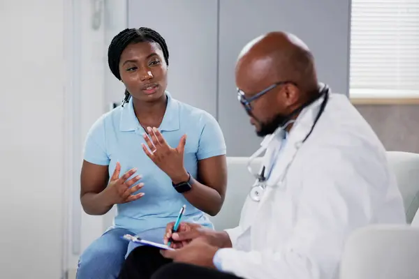 Medic African Care Vorbește Pacientul Serviciul Sănătate — Fotografie, imagine de stoc