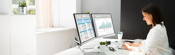 Komputerowy Arkusz Kalkulacyjny Data Analyst Woman Korzystanie Wielu Ekranów — Zdjęcie stockowe