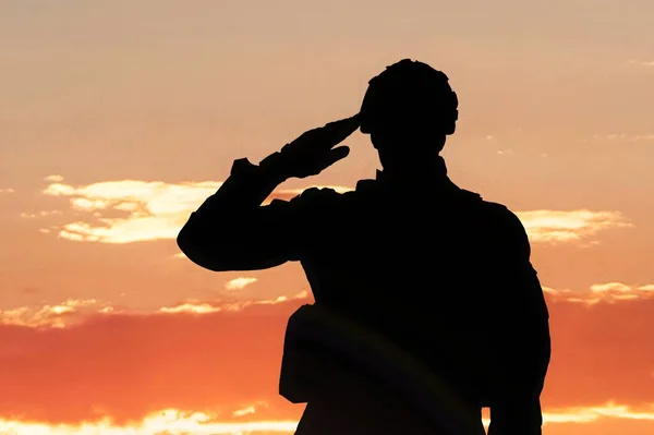 Silueta Soldado Saludando Durante Puesta Del Sol —  Fotos de Stock