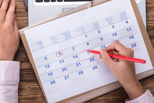 Imprenditrice Che Segna Una Data Sul Calendario Sul Posto Lavoro — Foto Stock