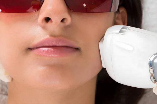 Närbild Kosmetolog Ger Epilering Laserbehandling Kvinnans Ansikte — Stockfoto