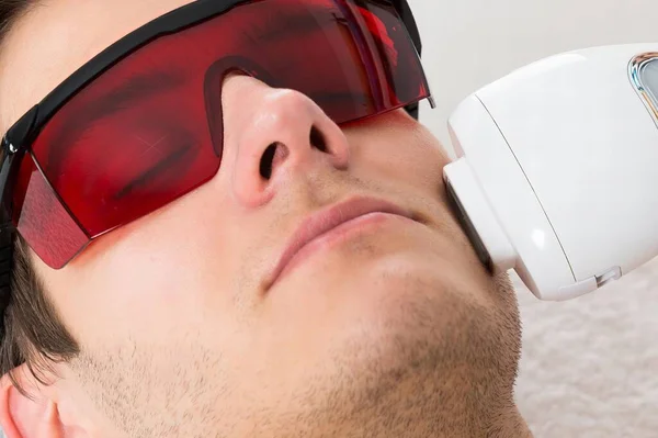 Junger Mann Erhält Laser Haarentfernung Schönheitszentrum — Stockfoto