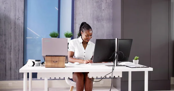 Affärskvinna Använda Affärsdator Office Eller Arbetsplatsen — Stockfoto
