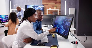 Afrika Mali Veri Analistleri Ofisteki Ekranlarda Performans Kontrol Paneli Kullanıyor