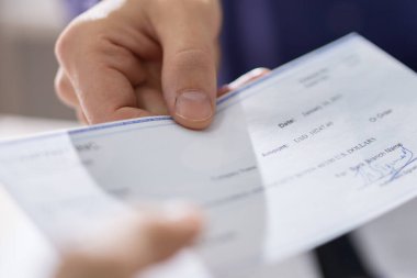İş adamı Elleri Başka Bir Kişiye Çek Veriyor