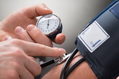 Hastanın kan basıncını kontrol doktor el Close-Up
