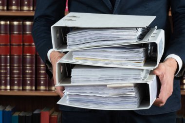 Midsection erkek avukat mahkeme salonunda halka bağlayıcı yığını taşıma