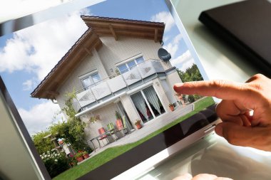İşadamı el laptop evine yakın çekim