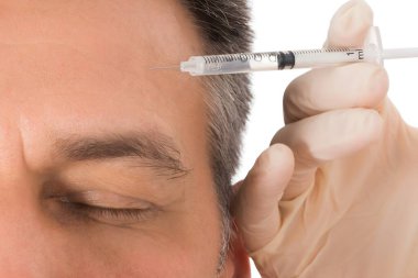 Olgun adam close-up almak enjeksiyon yüzünde