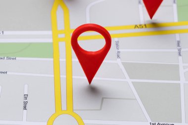 Kırmızı Navigasyon Simgeleriyle Bir Yol Haritasının Yakın Görüntüsü