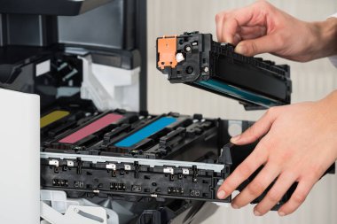 Midsection genç işadamı kartuşu yazıcı makinede ofisinde sabitleme