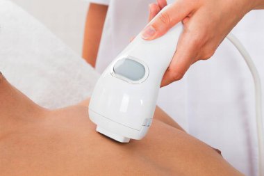 Kadın İşçinin Göğüs İçi Salonunda Erkeğe Lazer Epilasyonu Verdiği Yakın Çekim