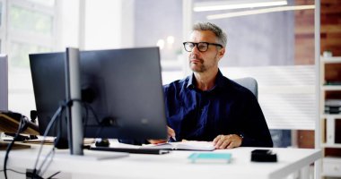 Sanal Görüntülü Konferans Telefonundaki Adam