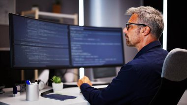 Kodlayıcı masadaki bilgisayarı kullanıyor. Web Geliştirici