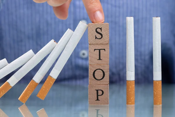 Kadın Masa Ahşap Bloklar Ile Üzerine Düşmesini Sigara Durdurma — Stok fotoğraf