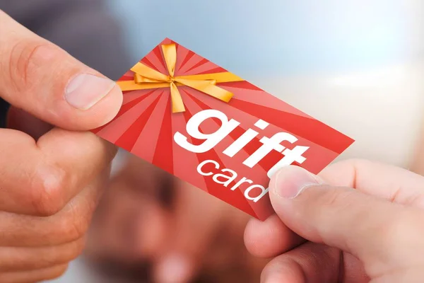 Close Mão Pessoa Dando Cartão Presente Para Outra Pessoa — Fotografia de Stock