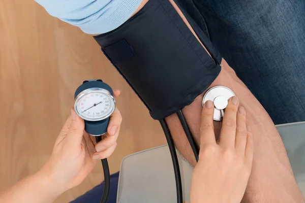 Nahaufnahme Einer Ärztin Die Den Blutdruck Eines Männlichen Patienten Überprüft — Stockfoto