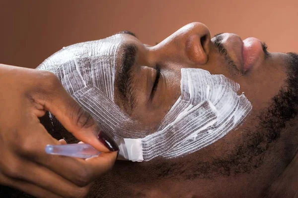 Therapist Applying Face Mask Young African Man Spa — Stock Photo, Image