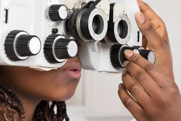 非洲女视光师为住院病人进行视力测试 — 图库照片