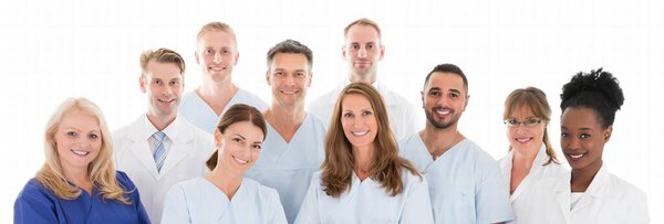 Портрет счастливой многонациональной медицинской команды, стоящей на белом фоне
