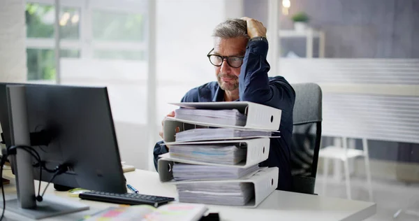 Workaholic Accountant Zakenman Met Hoofdpijn Stress — Stockfoto