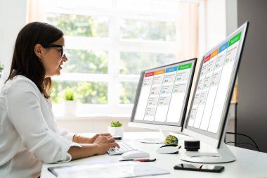 Kanban Projesi Yazılımını Kullanan Yönetici Kadın